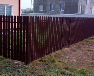 Забор из металлического штакетника шахматка с калиткой