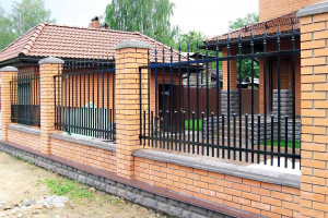 Кованый забор с кирпичными столбами