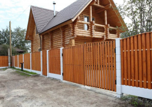 Деревянный штакетник для забора шахматки